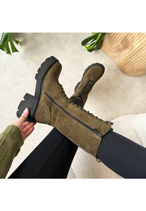 Khaki wysokie skórzane botki damskie na traperze T.Sokolski 197. Okazja: na co dzień. Nosek buta: okrągły. Zapięcie: sznurówki. Kolor: brązowy. Szerokość cholewki: normalna. Materiał: zamsz, skóra. Sezon: zima, jesień. Obcas: na platformie. Styl: elegancki, casual, rockowy, klasyczny