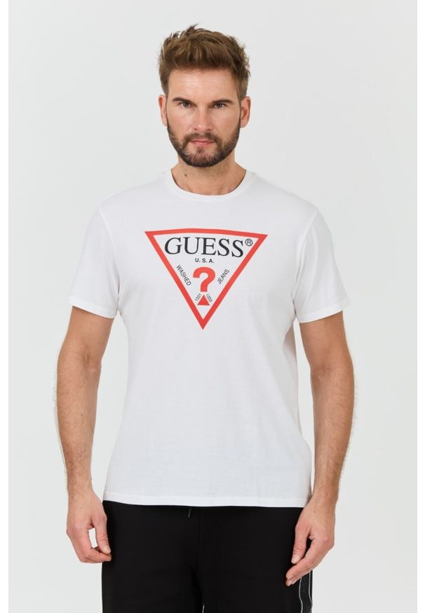 Guess - GUESS Biały t-shirt z dużym logo Clsc Tri Logo. Kolor: biały