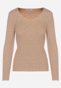 Born2be - Ciemnobeżowy Dopasowany Sweter z Prążkowanej Dzianiny z Bawełną z Dekoltem w Serek Tesma. Okazja: na co dzień. Typ kołnierza: dekolt w serek. Kolor: beżowy. Materiał: dzianina, bawełna, prążkowany. Długość rękawa: długi rękaw. Długość: długie. Styl: casual, elegancki #4