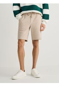 Reserved - Dresowe szorty regular fit - beżowy. Kolor: beżowy. Materiał: dresówka
