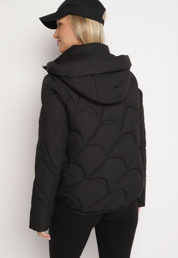 Born2be - Czarna Pikowana Kurtka o Pudełkowym Kroju z Kapturem i Ściągaczami Selizola. Okazja: na spacer. Typ kołnierza: kaptur. Kolor: czarny. Materiał: jeans, skóra. Styl: sportowy