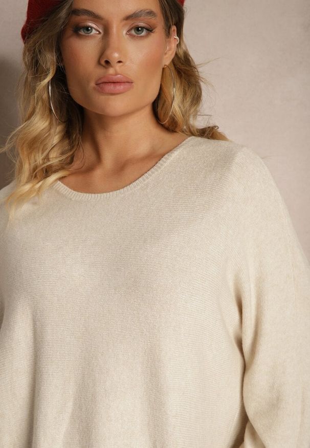 Renee - Jasnobeżowa Dzianinowa Sukienka z Wiskozą o Klasycznym Kroju Rinassa. Okazja: na co dzień, na spotkanie biznesowe. Kolor: beżowy. Materiał: dzianina, wiskoza. Typ sukienki: proste. Styl: klasyczny