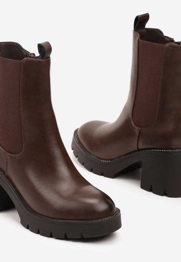 Renee - Brązowe Botki na Słupku w Stylu Sztybletów Ozdobione Elastyczną Wstawką Lealin. Okazja: na co dzień. Kolor: brązowy. Materiał: jeans. Wzór: aplikacja. Obcas: na słupku. Styl: wizytowy, elegancki, casual