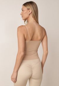 Born2be - Beżowy Usztywniony Top Elastyczny na Cienkich Ramiączkach Zrixona. Okazja: do pracy, na co dzień. Kolor: beżowy. Materiał: jeans. Długość rękawa: na ramiączkach. Styl: klasyczny, casual #5
