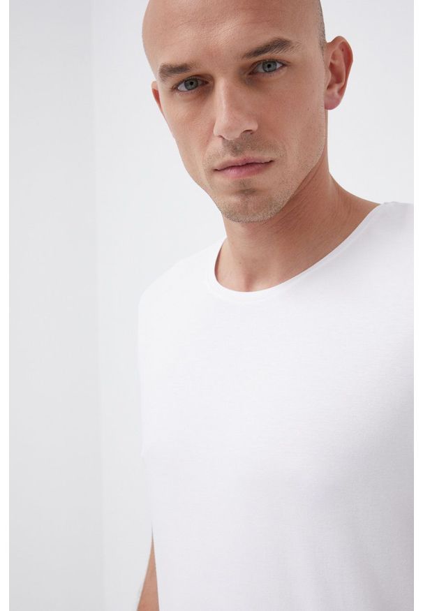 Resteröds T-shirt męski kolor biały gładki. Okazja: na co dzień. Kolor: biały. Materiał: dzianina, włókno. Wzór: gładki. Styl: casual