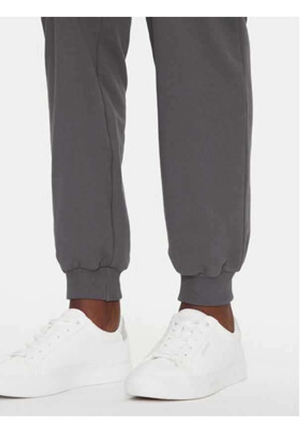 Calvin Klein Jeans Spodnie dresowe J20J225355 Szary Regular Fit. Kolor: szary. Materiał: bawełna