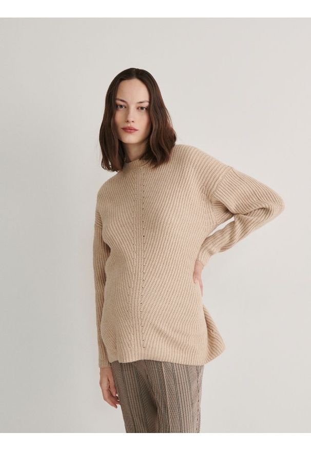 Reserved - Gładki sweter - kremowy. Kolor: kremowy. Materiał: dzianina. Wzór: gładki