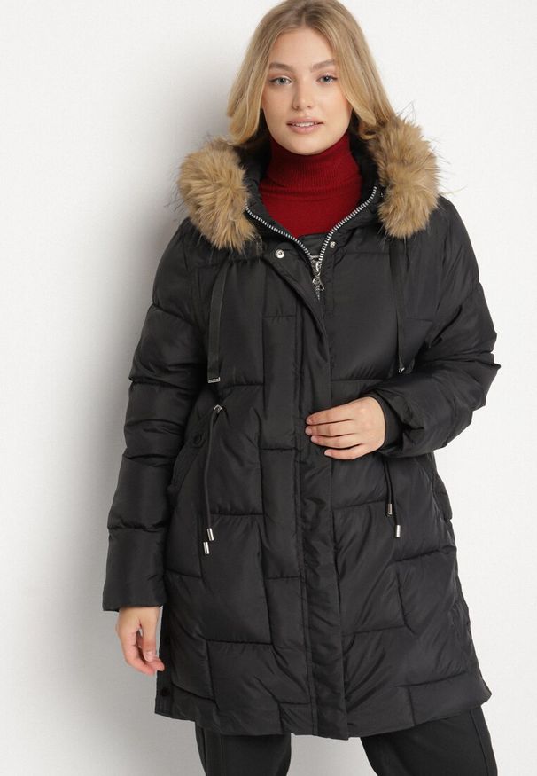 Born2be - Czarna Pikowana Kurtka z Kapturem z Futerkiem Ruvite. Typ kołnierza: kaptur. Kolekcja: plus size. Kolor: czarny. Materiał: futro
