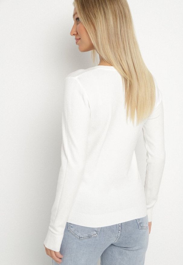 Born2be - Biały Sweter z Wiskozą i Dekoltem w Serek Olisela. Okazja: na co dzień. Typ kołnierza: dekolt w serek. Kolor: biały. Materiał: wiskoza. Styl: casual, elegancki