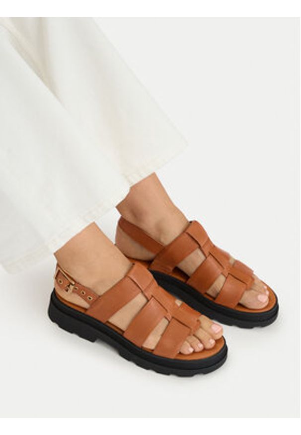 Clarks Sandały Orinoco3 Strap 26186587 Brązowy. Kolor: brązowy. Materiał: skóra