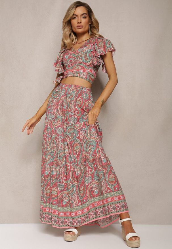 Renee - Różowy Wiskozowy Komplet 2-Częściowy w Print Paisley Długa Spódnica i Kopertowy Top Aeodosia. Kolor: różowy. Materiał: wiskoza. Wzór: paisley, nadruk