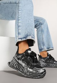 Renee - Czarne Sneakersy na Platformie z Ozdobnym Tłoczeniem Lurine. Okazja: na co dzień. Zapięcie: sznurówki. Kolor: czarny. Materiał: jeans. Obcas: na platformie #1