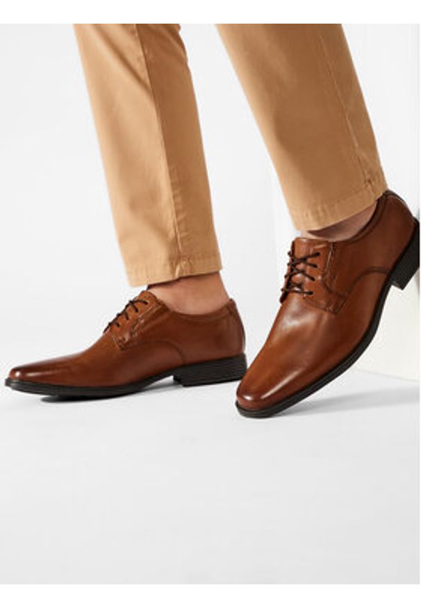 Clarks Półbuty Tilden Plain 261300977 Brązowy. Kolor: brązowy. Materiał: skóra