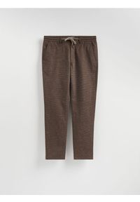 Reserved - Spodnie carrot z wiązaniem - ciemnobrązowy. Kolor: brązowy. Materiał: wiskoza, tkanina #1