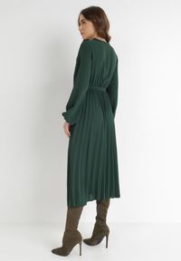 Born2be - Ciemnozielona Sukienka Mesyre. Okazja: do pracy, na randkę. Typ kołnierza: dekolt w kształcie V. Kolor: zielony. Materiał: materiał. Typ sukienki: plisowane, kopertowe. Długość: midi #3