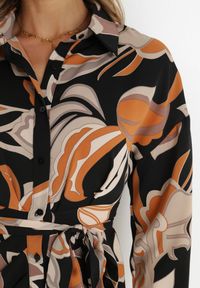 Born2be - Czarna Sukienka Koszulowa Amathedeia. Okazja: na spacer. Kolor: czarny. Materiał: materiał. Długość rękawa: długi rękaw. Wzór: aplikacja, kwiaty. Sezon: lato. Typ sukienki: koszulowe. Długość: midi #3