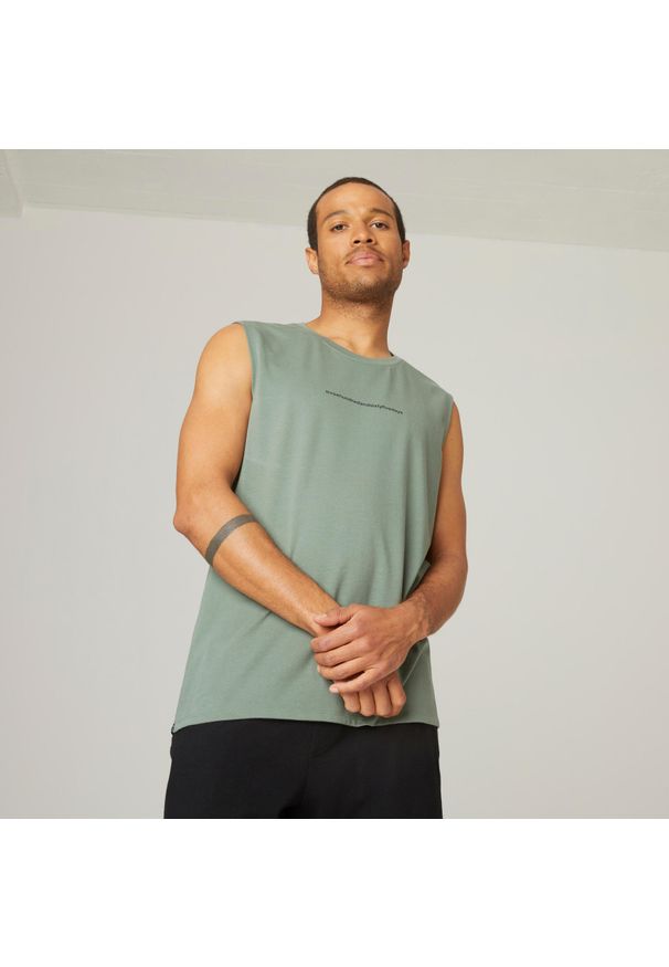 DOMYOS - Koszulka bez rękawów męska Nyamba Gym & Pilates 500 regular. Kolor: zielony. Materiał: materiał, bawełna, poliester, elastan. Długość rękawa: bez rękawów