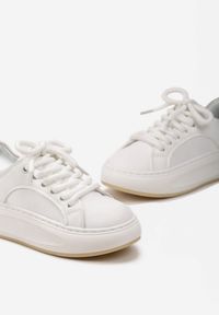 Renee - Biało-Fioletowe Sneakersy na Platformie Ozdobione Wypukłą Wstawką Vinelli. Nosek buta: okrągły. Zapięcie: sznurówki. Kolor: biały. Materiał: materiał. Wzór: aplikacja. Obcas: na platformie. Wysokość obcasa: niski #4
