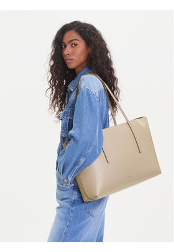 Calvin Klein Torebka Foil Logo Tote W/Pouch LV04F3274G Beżowy. Kolor: beżowy. Materiał: skórzane