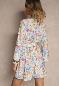 Renee - Jasnoniebieski Kopertowy Kombinezon z Wiązanym Paskiem i Rozszerzanymi Rękawami Telurea. Okazja: na co dzień, na randkę. Kolor: niebieski. Styl: elegancki, casual #4