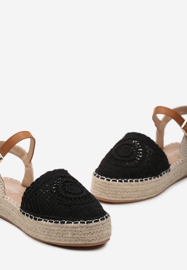 Renee - Czarne Espadryle na Niskiej Platformie z Plecionki Zapinane na Sprzączkę Riskada. Okazja: na spacer. Zapięcie: sprzączka. Kolor: czarny. Sezon: lato. Obcas: na platformie