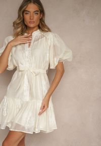 Renee - Beżowa Sukienka Koszulowa z Bawełną Ozdobiona Paskiem i Haftami Lirine. Okazja: na co dzień. Kolor: beżowy. Materiał: bawełna. Wzór: aplikacja, haft. Typ sukienki: koszulowe. Styl: klasyczny, casual #5
