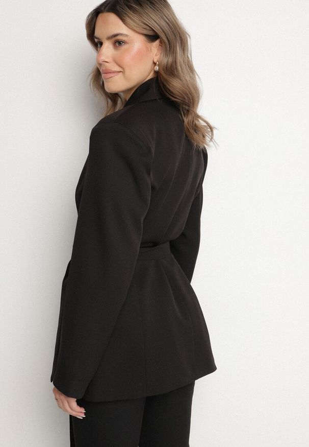Born2be - Czarna Taliowana Marynarka o Jednorzędowym Kroju z Wiązanym Paskiem Davililsa. Okazja: na co dzień. Kolor: czarny. Materiał: jeans. Styl: elegancki, casual