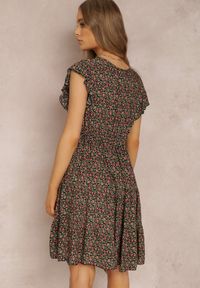 Renee - Czarna Sukienka Phaerica. Typ kołnierza: kołnierz z falbankami. Kolor: czarny. Wzór: kwiaty, nadruk, kolorowy. Styl: klasyczny. Długość: mini #4