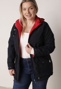 Born2be - Granatowo-Czerwona Przejściowa Kurtka Dwustronna o Kroju Parki z Pikowaniem Wewnątrz Zidelle. Typ kołnierza: kaptur. Kolor: niebieski. Materiał: poliester, jeans. Styl: sportowy #6