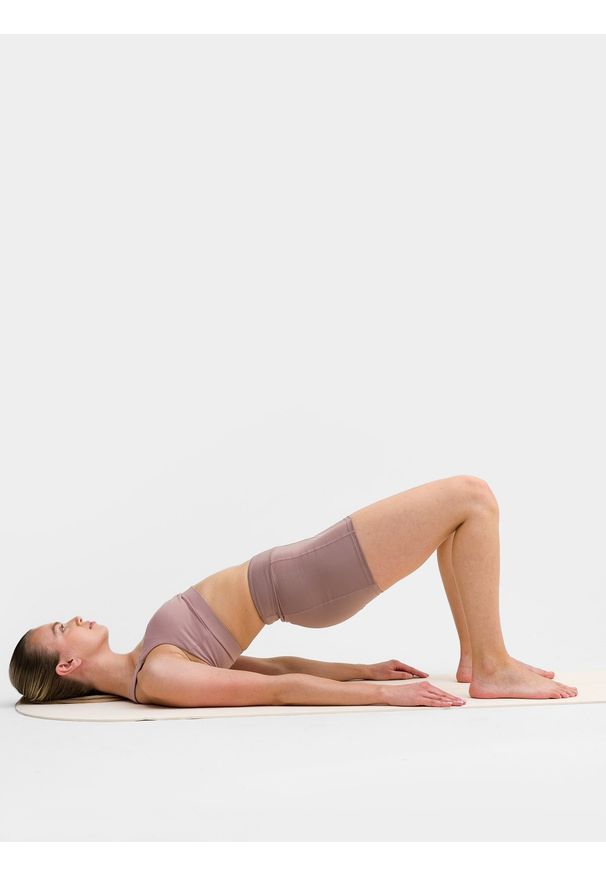 4f - 4F Legginsy krótkie do jogi z materiałów z recyklingu damskie L. Kolor: brązowy. Materiał: materiał. Długość: krótkie. Sport: joga i pilates