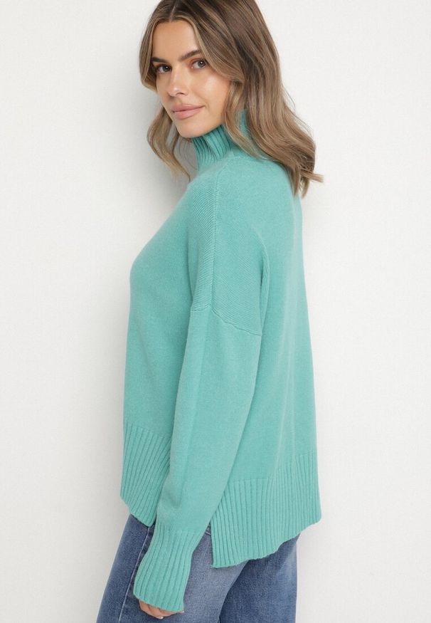 Born2be - Jasnozielony Gładki Golf w Klasycznym Stylu Ralenatia. Okazja: na co dzień. Typ kołnierza: golf. Kolor: zielony. Materiał: skóra, jeans. Długość rękawa: długi rękaw. Długość: długie. Wzór: gładki. Styl: klasyczny