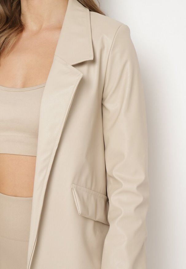 Born2be - Beżowa Marynarka o Pudełkowym Fasonie z Ekoskóry z Poduszkami w Ramionach Sunins. Okazja: na spotkanie biznesowe, na co dzień. Kolor: beżowy. Materiał: wiskoza, jeans. Wzór: aplikacja. Sezon: wiosna, jesień. Styl: elegancki, casual, klasyczny, biznesowy