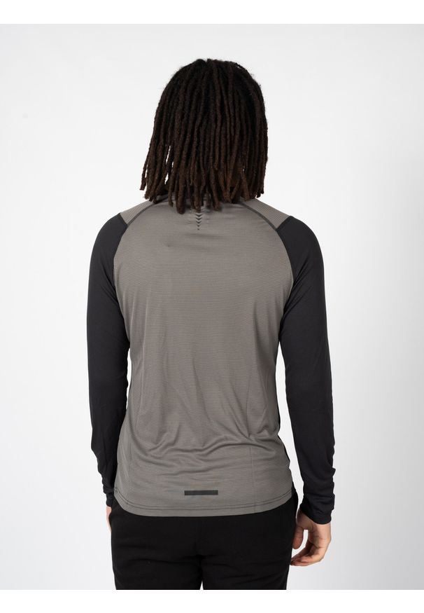 Champion Longsleeve | 218010 | Mężczyzna | Czarny. Okazja: na co dzień. Kolor: czarny. Materiał: poliester. Długość rękawa: długi rękaw. Wzór: nadruk. Styl: casual