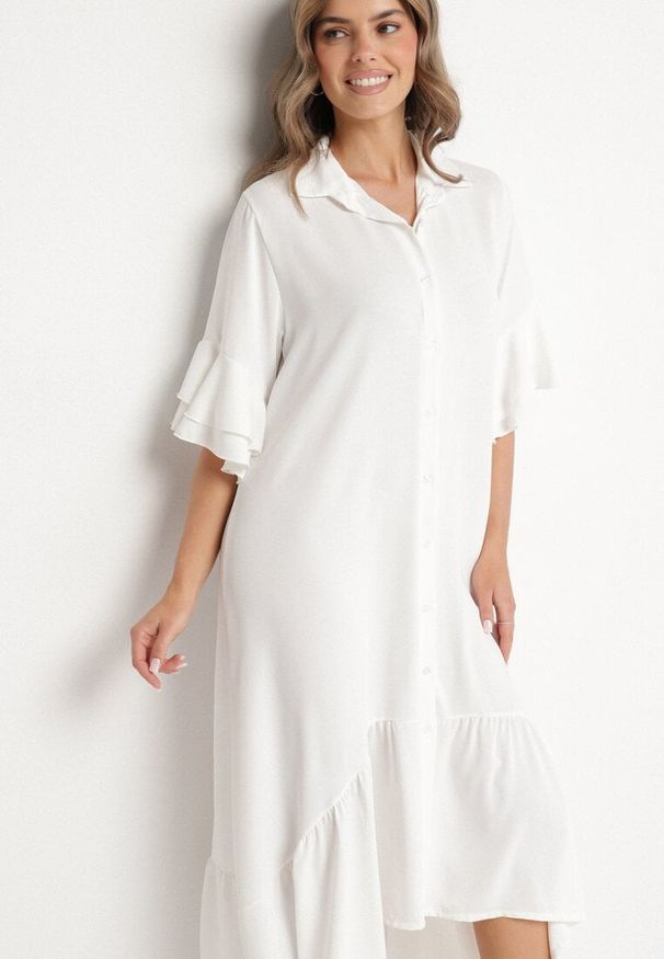 Born2be - Biała Sukienka Koszulowa z Ozdobną Falbanką Daviravie. Okazja: na co dzień. Kolor: biały. Typ sukienki: koszulowe. Styl: klasyczny, casual, elegancki