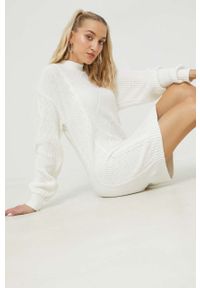 Hollister Co. sukienka kolor biały mini prosta. Okazja: na co dzień. Typ kołnierza: golf. Kolor: biały. Typ sukienki: proste. Styl: casual. Długość: mini #1