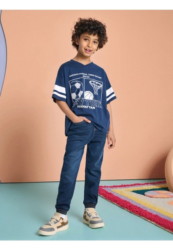 Sinsay - Spodnie jeansowe - granatowy. Kolor: niebieski