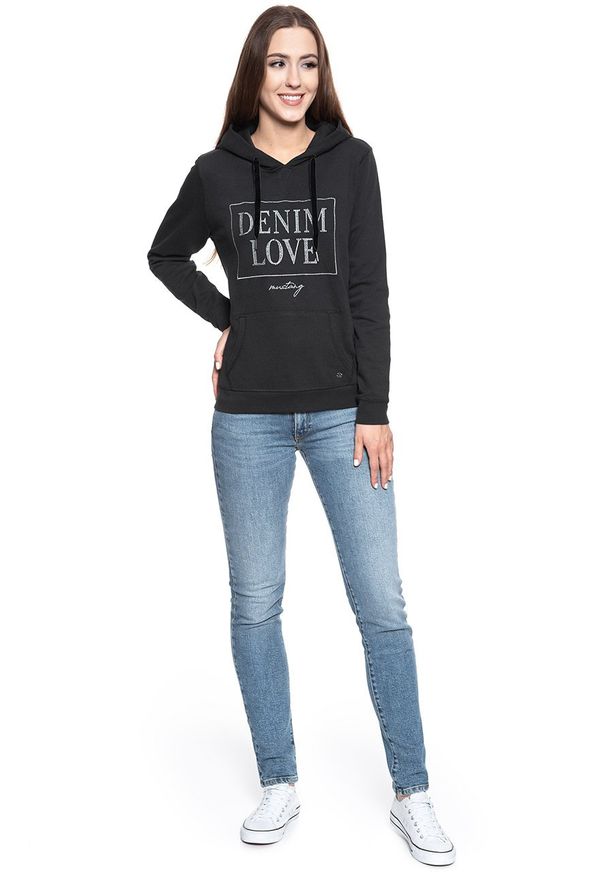 Mustang - BLUZA MUSTANG Bella H Structure CAVIAR 1008434 4132. Okazja: na randkę, na co dzień. Typ kołnierza: kaptur. Materiał: welur, dzianina, denim, dresówka, bawełna, jeans. Wzór: aplikacja, napisy. Sezon: lato. Styl: retro, casual, elegancki
