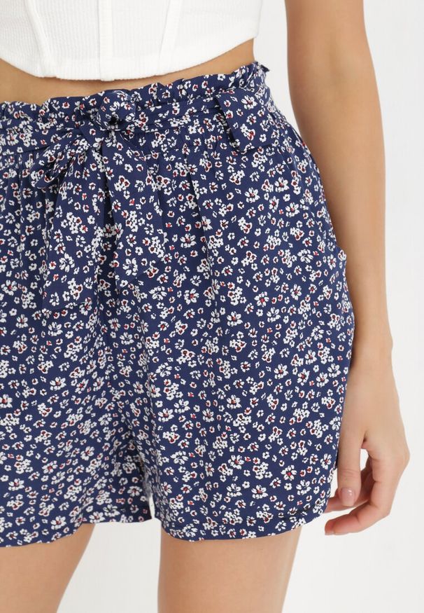 Born2be - Granatowe Szorty Basime. Okazja: na plażę. Kolor: niebieski. Materiał: tkanina, materiał. Długość: krótkie. Wzór: kwiaty, aplikacja. Styl: klasyczny