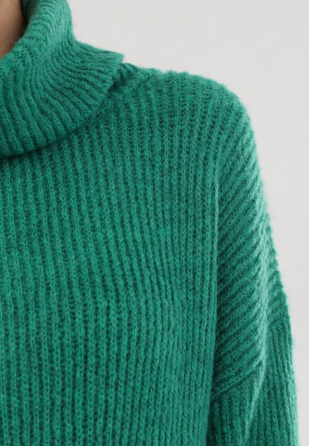 Born2be - Zielony Golf Oversize Out Of This World. Okazja: na co dzień, na spacer. Typ kołnierza: golf. Kolor: zielony. Materiał: skóra, dzianina, wiskoza, jeans. Długość: długie. Wzór: prążki. Styl: klasyczny, casual, elegancki