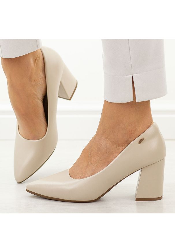 POTOCKI - Beżowe czółenka damskie Potocki 41314. Okazja: na co dzień, na komunię, na ślub cywilny, na wesele, na imprezę. Kolor: beżowy. Materiał: skóra. Szerokość cholewki: normalna. Sezon: wiosna, jesień, lato. Obcas: na słupku. Styl: casual, elegancki, klasyczny, wizytowy