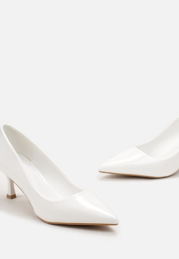 Renee - Białe Lakierowane Czółenka na Szpilce ze Szpiczastym Noskiem Ringessa. Nosek buta: szpiczasty. Kolor: biały. Materiał: lakier. Obcas: na szpilce. Styl: elegancki