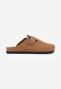 Born2be - Jasnobrązowe Zamszowe Klapki w Stylu Chodaków Ozdobione Klamrą Irinania. Okazja: na co dzień. Kolor: brązowy. Materiał: zamsz. Wzór: aplikacja. Styl: casual #3