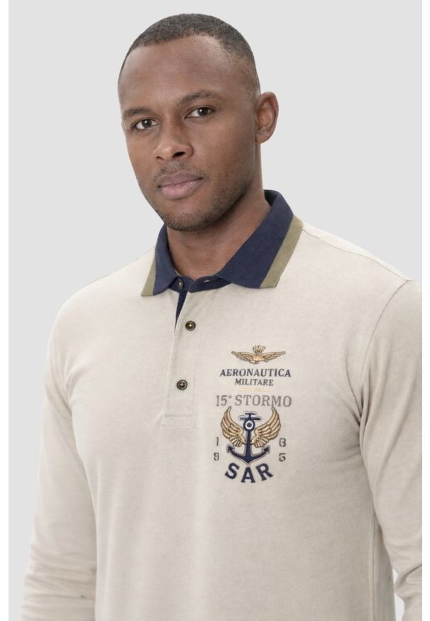 Aeronautica Militare - AERONAUTICA MILITARE Beżowy bawełniany męski longsleeve polo, Rozmiar 3XL. Okazja: na co dzień. Typ kołnierza: polo. Kolor: beżowy. Materiał: bawełna. Długość rękawa: długi rękaw. Wzór: aplikacja. Styl: casual, sportowy