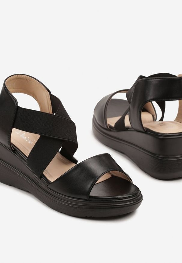 Born2be - Czarne Sandały na Tłoczonym Koturnie Mevire. Okazja: na co dzień. Zapięcie: pasek. Kolor: czarny. Sezon: lato. Obcas: na koturnie. Styl: elegancki, casual