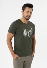 Volcano - T-shirt z printem T-STARDUST. Kolekcja: plus size. Materiał: bawełna, materiał. Długość rękawa: krótki rękaw. Długość: krótkie. Wzór: nadruk #1