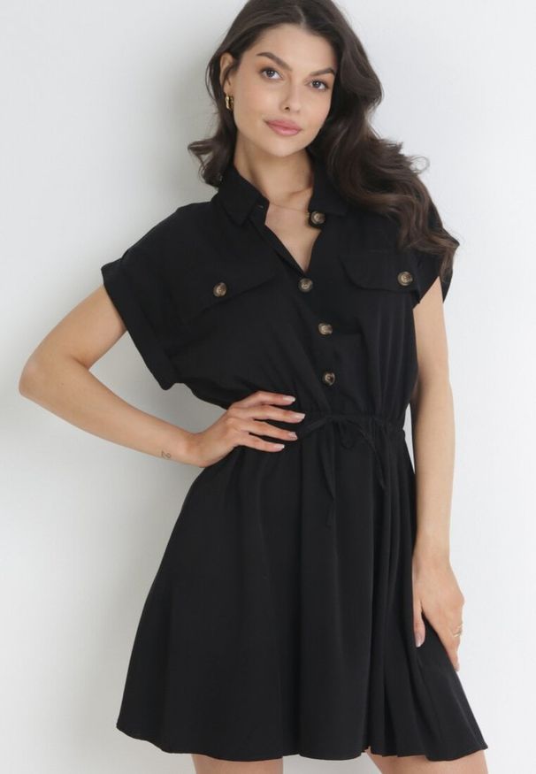 Born2be - Czarna Sukienka Priaphelous. Kolor: czarny. Materiał: tkanina, bawełna. Długość rękawa: krótki rękaw. Wzór: aplikacja. Typ sukienki: rozkloszowane, koszulowe. Długość: mini