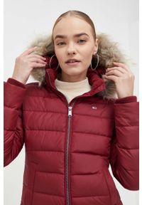 Tommy Jeans kurtka puchowa damska kolor bordowy zimowa. Kolor: czerwony. Materiał: puch. Sezon: zima #1