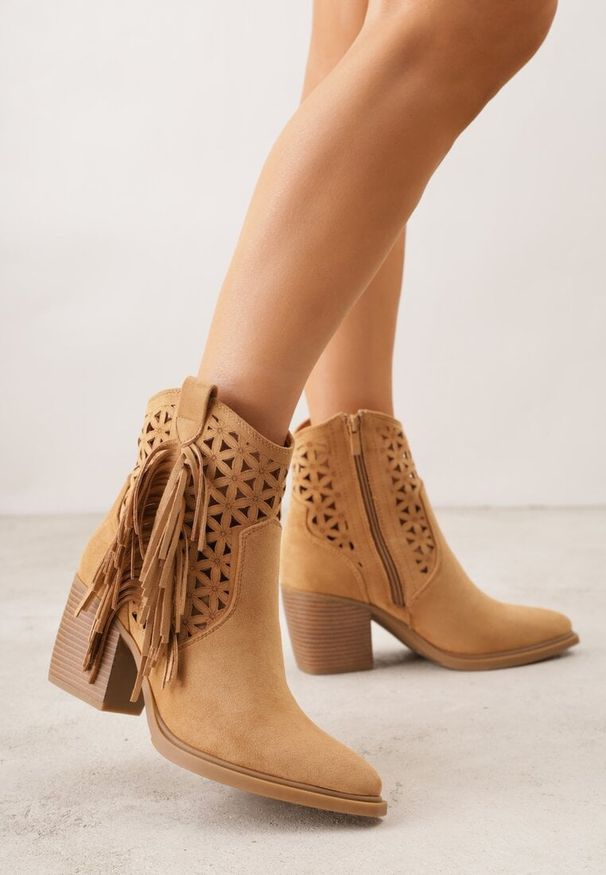 Renee - Brązowe Ażurowe Botki Typu Kowbojki na Stożku Ozdobione Frędzlami Pentora. Kolor: brązowy. Materiał: jeans. Wzór: aplikacja, ażurowy. Obcas: na stożku