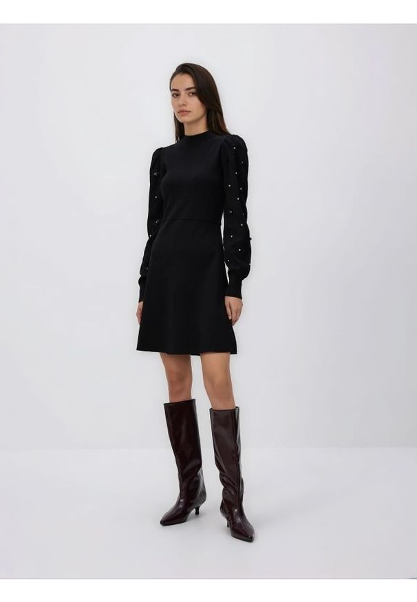 Reserved - Dzianinowa sukienka - czarny. Kolor: czarny. Materiał: dzianina. Wzór: gładki. Typ sukienki: proste