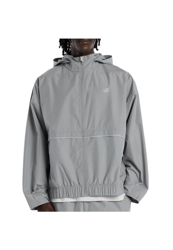 Kurtka męska New Balance MJO5BXYST - szara. Typ kołnierza: kołnierzyk stójkowy, kaptur. Kolor: szary. Materiał: poliester. Sezon: wiosna, jesień